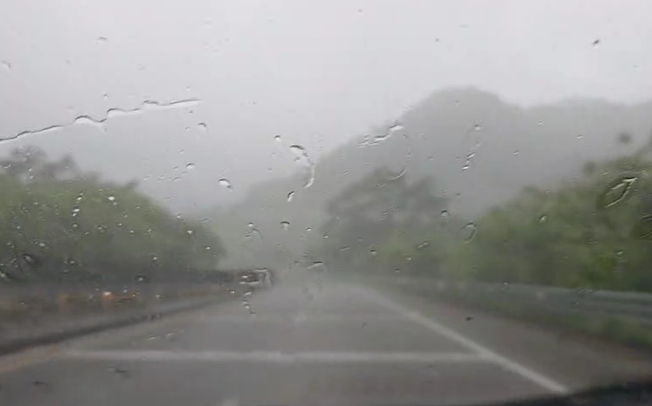 LLUVIAS INTENSAS Y BAJA VISIBILIDAD EN LA AUTOPISTA DEL SOL POR HURACÁN ERICK
