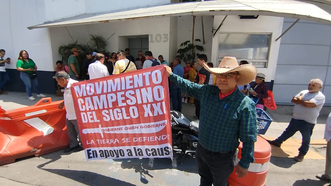 EXIGEN FRENTE A LA FGR EL CESE A LA REPRESIÓN CONTRA LA CNTE Y EL MAESTRO JOSÉ BASURTO
