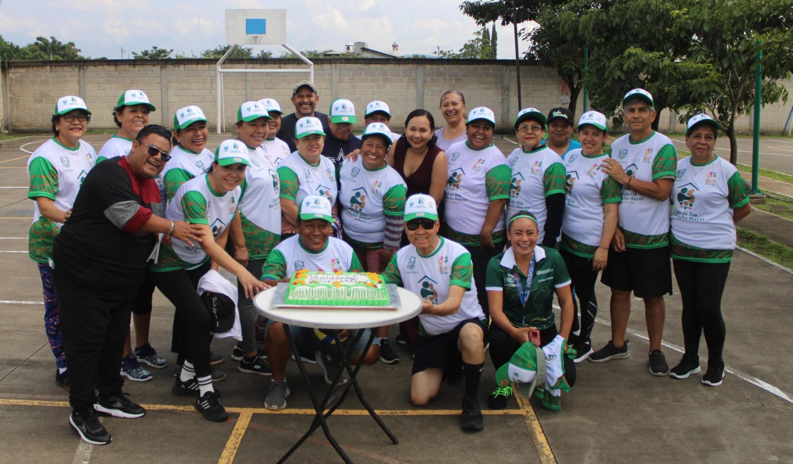 ADULTOS MAYORES DE EMILIANO ZAPATA RECIBEN UNIFORMES DEPORTIVOS