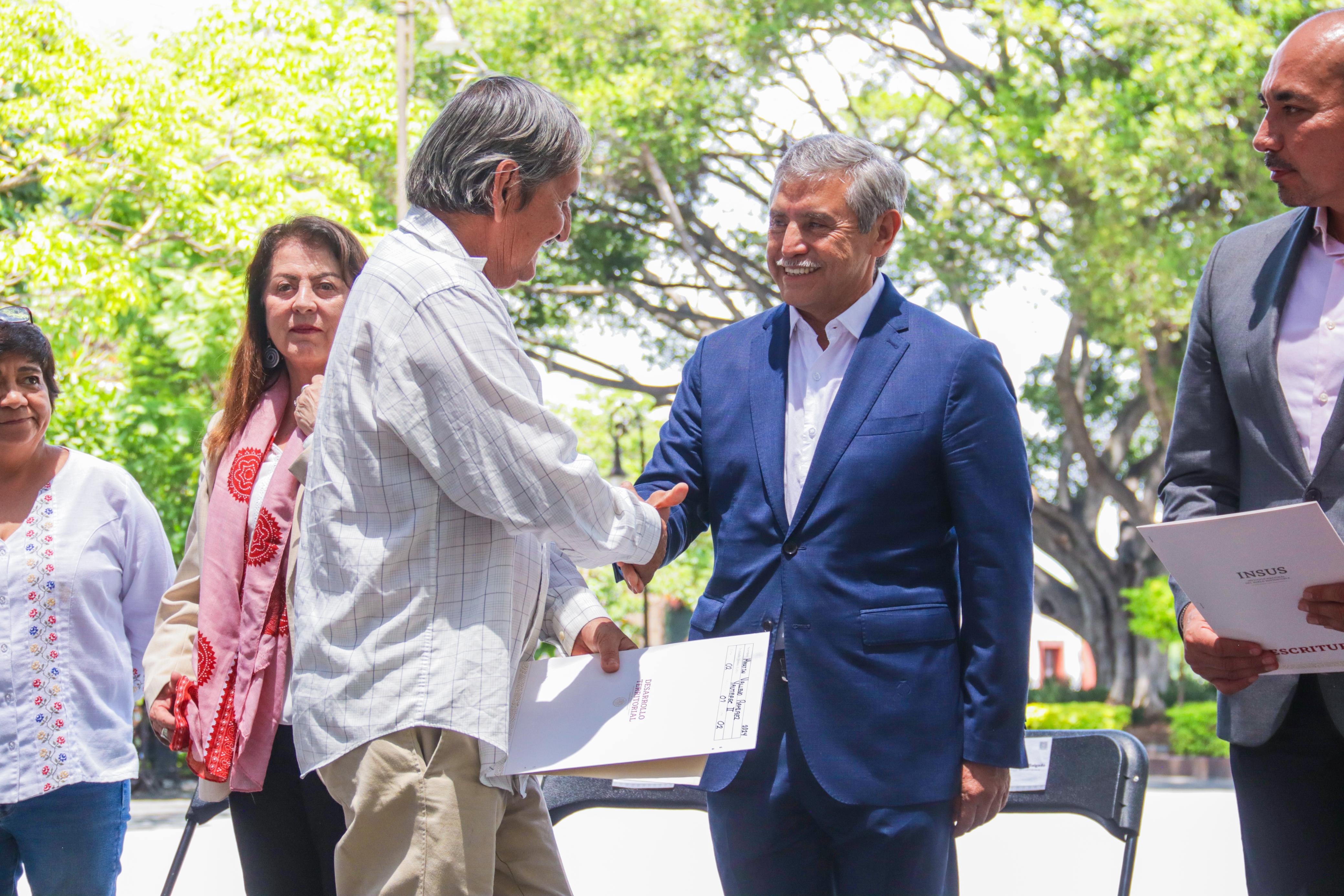 URIÓSTEGUI LLAMA A LA RESPONSABILIDAD CIUDADANA EN ENTREGA DE ESCRITURAS A FAMILIAS MORELENSES