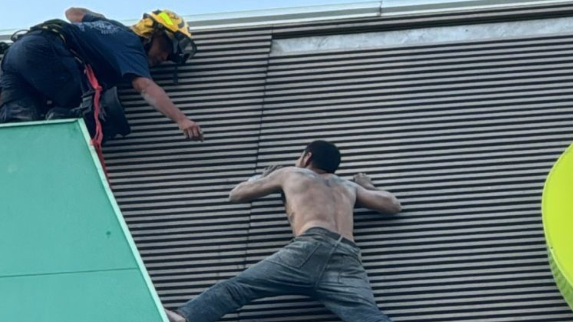 RESCATAN A HOMBRE EN LO ALTO DE TIENDA DEPARTAMENTAL EN CUERNAVACA