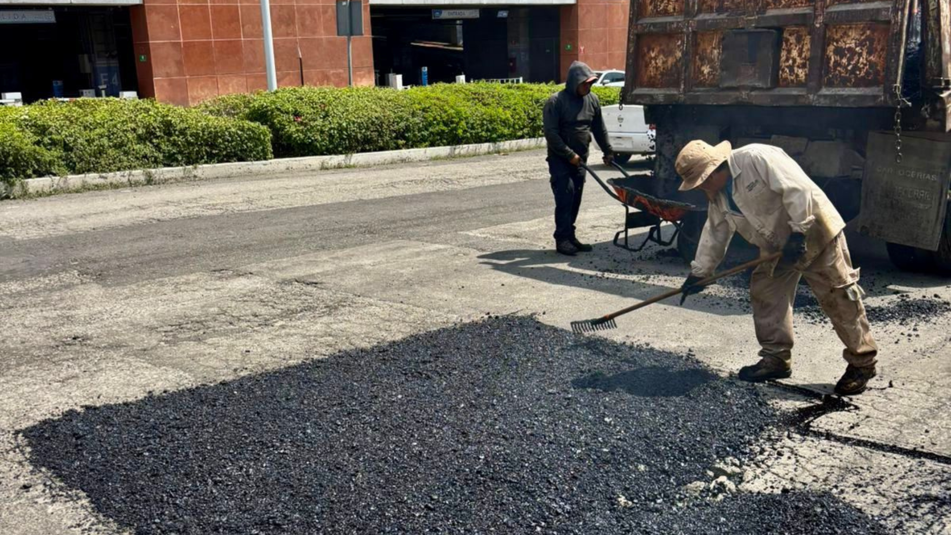 CUERNAVACA REFUERZA EL MANTENIMIENTO VIAL EN AVENIDA TULIPÁN HAWAIANO Y CALLE SONORA