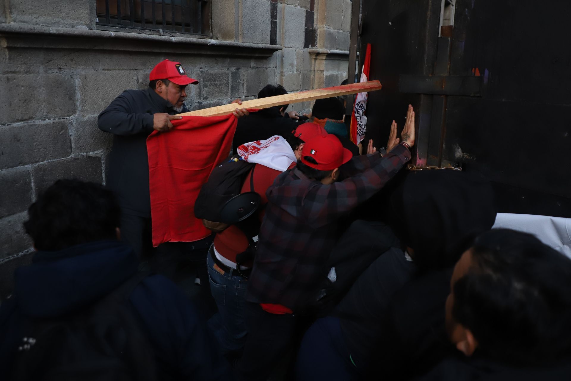 DOCENTES DE LA CNTE LLEGAN A PALACIO NACIONAL Y se DESATA CONFRONTACIÓN CON POLICÍAS