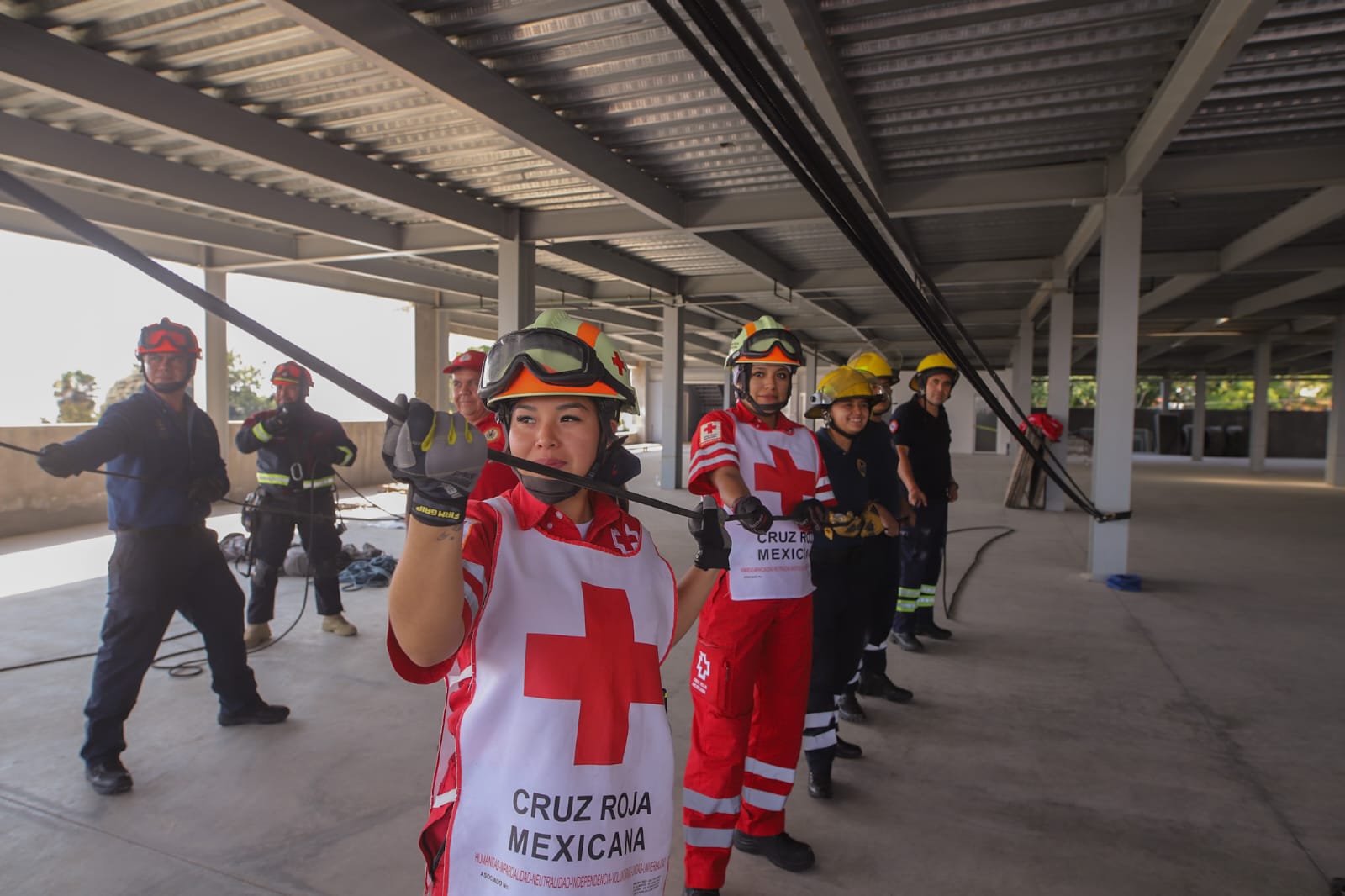 CAPACITAN A CUERPOS DE EMERGENCIA EN RESCATE VERTICAL