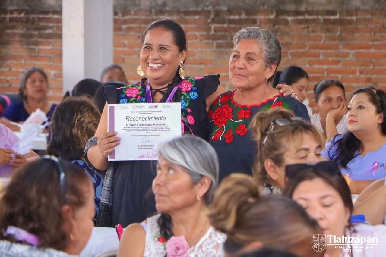 TLALTIZAPÁN RECONOCE A MUJERES QUE LE HAN ECHADO GANAS A SU COMUNIDAD