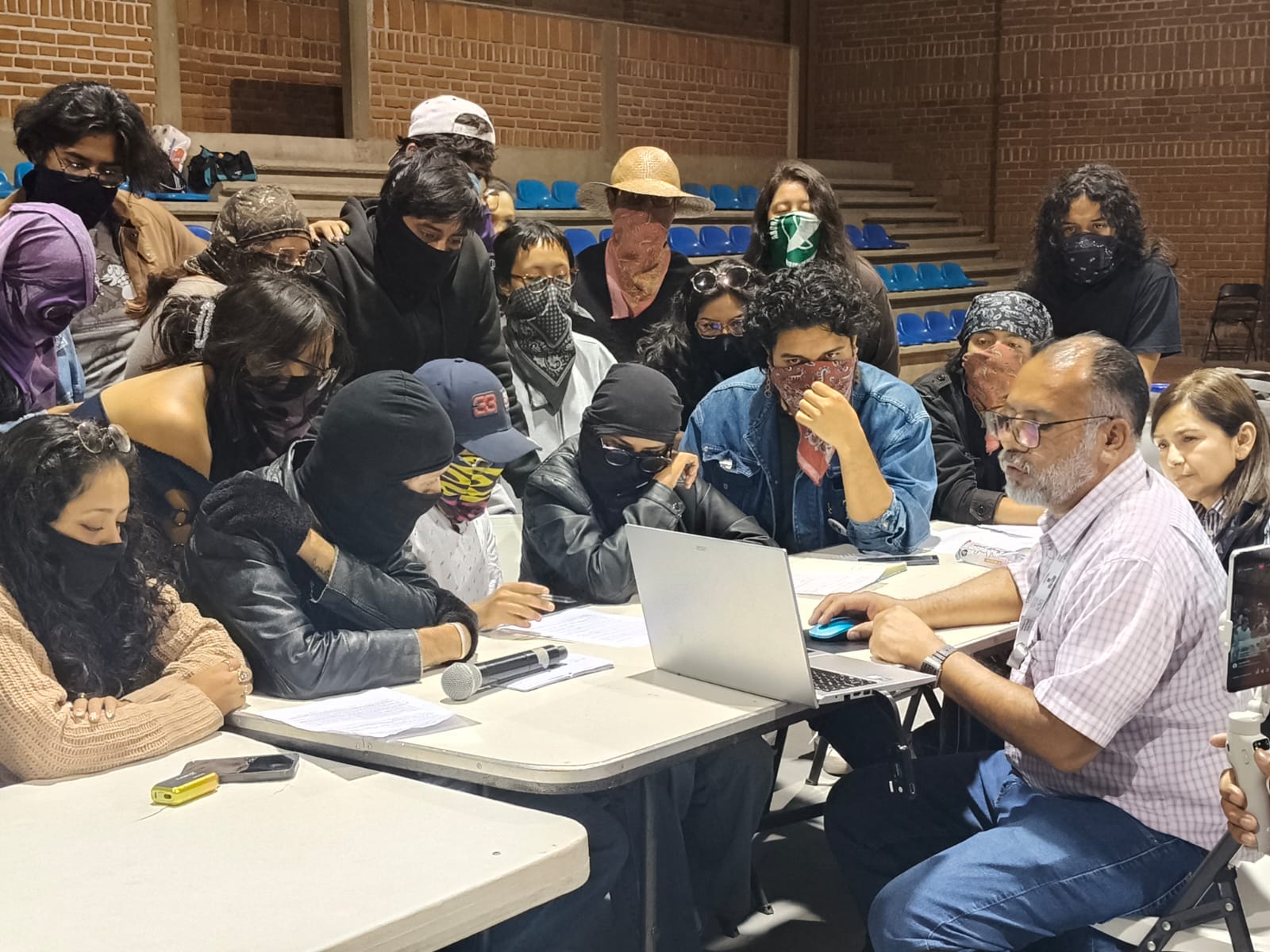 ACUERDAN RECTORÍA Y ESTUDIANTES INGRESO CONTROLADO A UAEM; PARO CONTINÚA