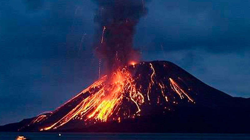 ERUPCIÓN DE VOLCÁN EN INDONESIA DEJA TRES MUERTOS Y DESATA OPERATIVO DE RESCATE