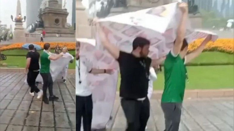 Usan lona de desaparecidos para cubrirse de la lluvia y desatan polémica
