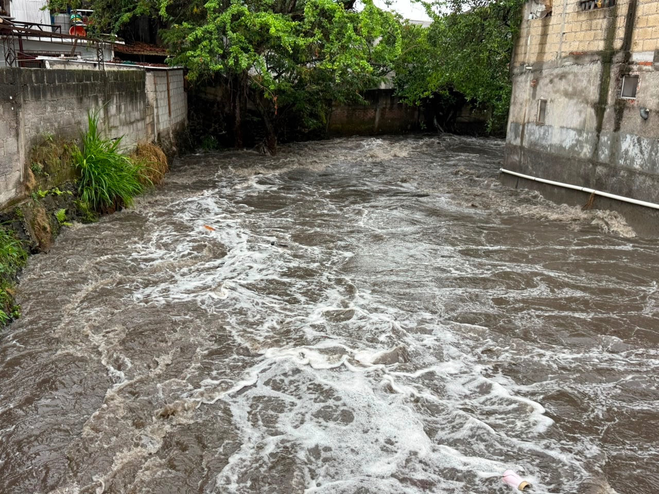 Lluvias elevan nivel del río Apatlaco; habilitan albergue en Emiliano Zapata