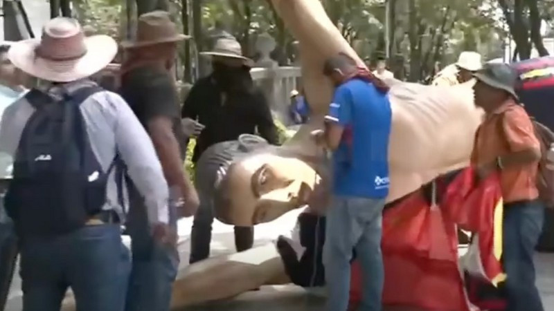 Protesta de CNTE deja daños en esculturas del Mundial 2026 en Reforma