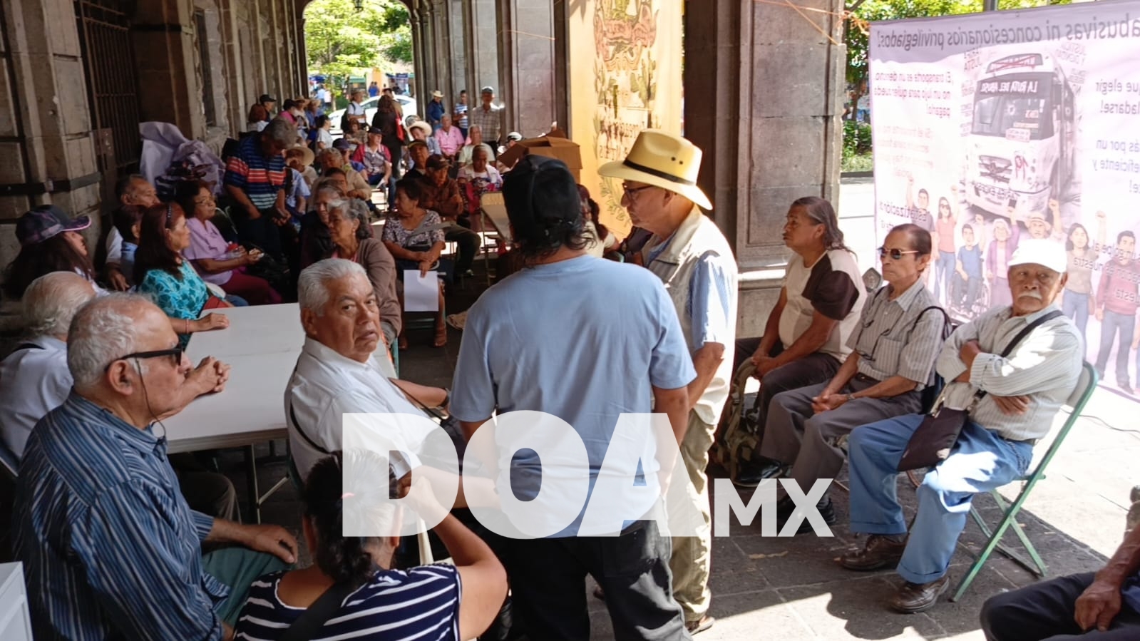 Instalan plantón permanente en la sede del Poder Ejecutivo de Morelos en contra del “tarifazo” del transporte público colectivo