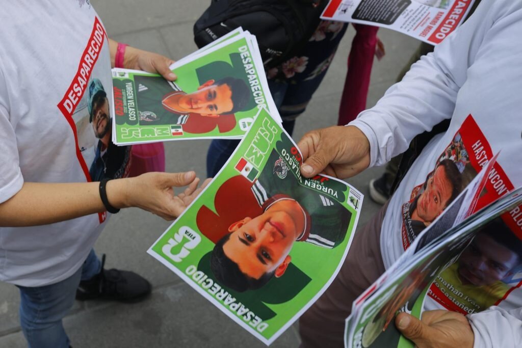 Crean álbum del Mundial 2026 con rostros de desaparecidos para exigir justicia en Jalisco