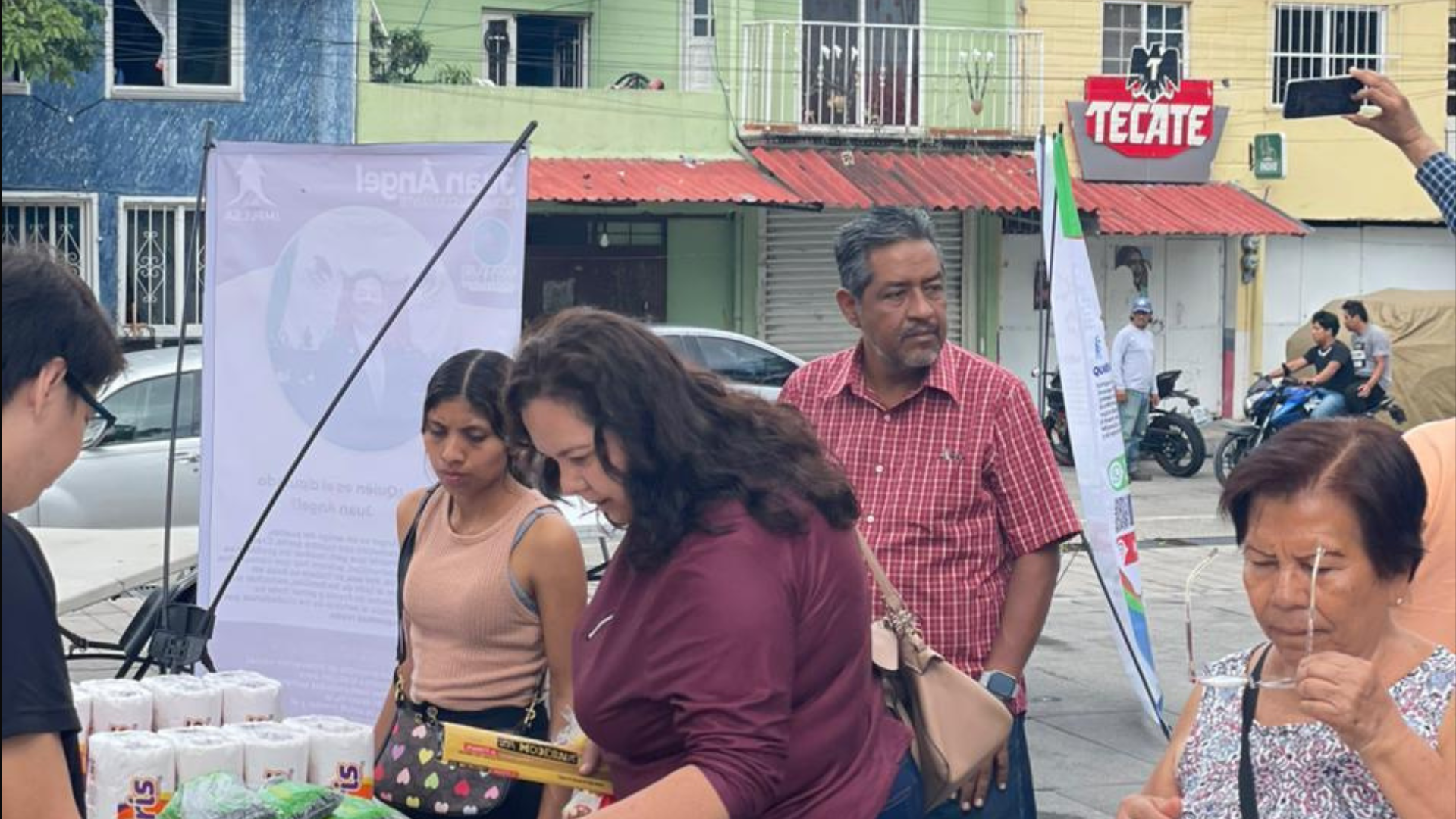Familias de Patios de la Estación reciben consultas, exámenes visuales y apoyos comunitarios
